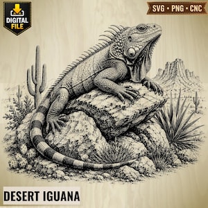 Puede incluir: Una ilustración digital en blanco y negro de una iguana posada sobre una formación rocosa en el desierto. La escena incluye cactus, vegetación desértica y formaciones rocosas lejanas. El texto "DIGITAL FILE" y "SVG PNG CNC" es visible.