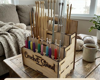 Puede incluir: Un soporte de ganchillo de madera con múltiples compartimentos que contienen varios ganchillos y agujas de tejer. El soporte tiene las palabras "Crochet Stand" grabadas en la parte delantera. La imagen también incluye el texto "DIGITAL DOWNLOADS" y "PNG-EPS-PDF-DXF-SVG".