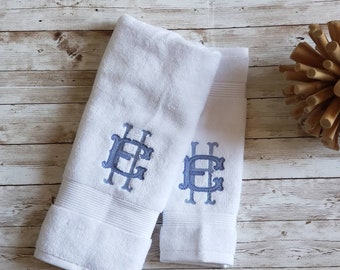 Monogramhandduksset – Fishtail-initial, personlig badrumsdekor