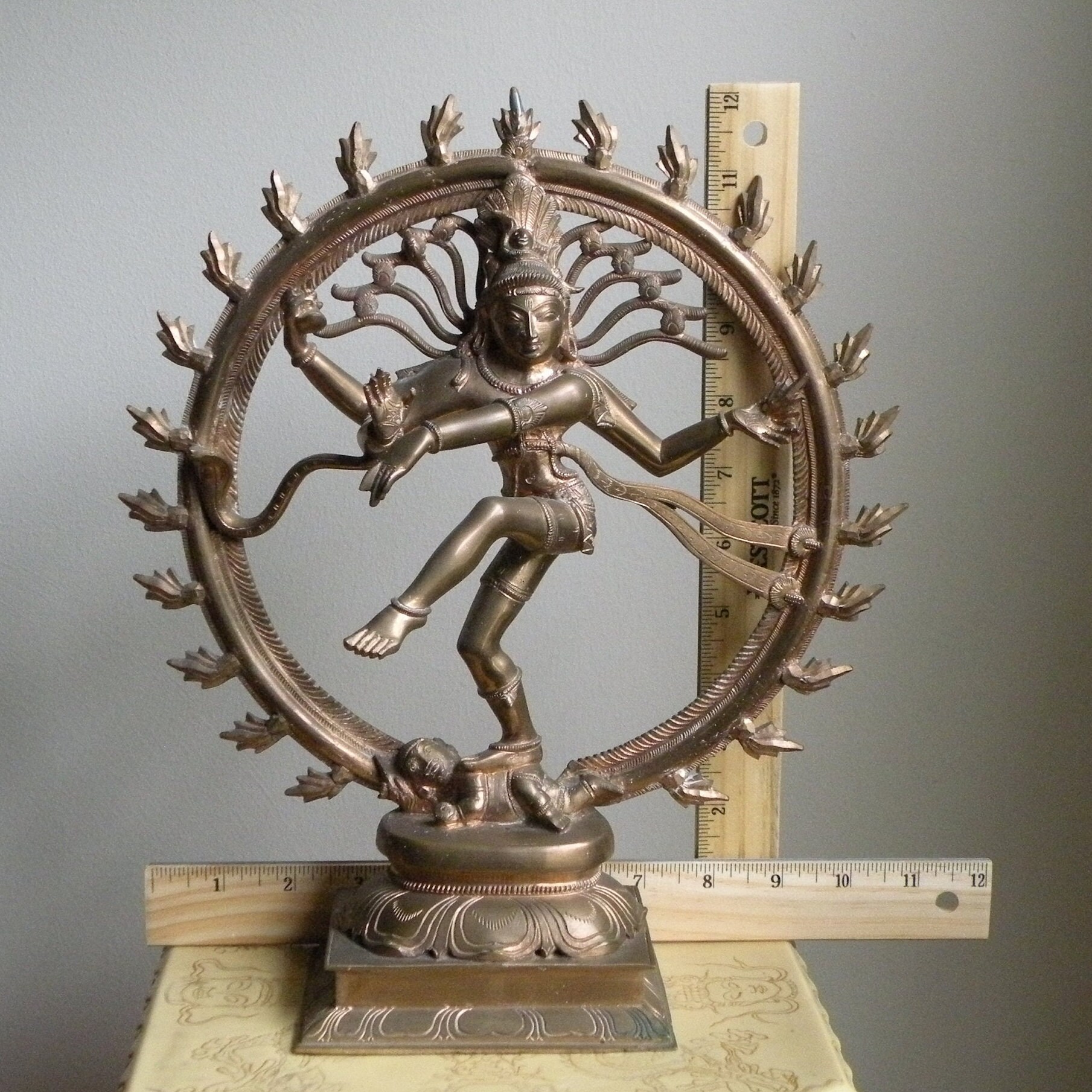 Photo Libre De Droit De Statuette En Bronze De Nataraja Dansant Shiva Isol%c3%a9e Sur Fond Blanc Gm1877586507 553385929