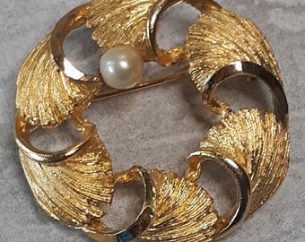 Vintage BSK gold tone round pin/brooch,faux pearl leaf design.