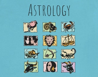 Könnte beinhalten: Ein blaues T-Shirt mit dem Wort "ASTROLOGIE" in Schwarz obenauf gedruckt. Unter dem Wort befinden sich zwölf Quadrate, die jeweils ein anderes Sternzeichen enthalten. Die Zeichen sind: Wassermann, Widder, Krebs, Zwillinge, Löwe, Waage, Fische, Schütze, Skorpion, Stier, Jungfrau und Steinbock.