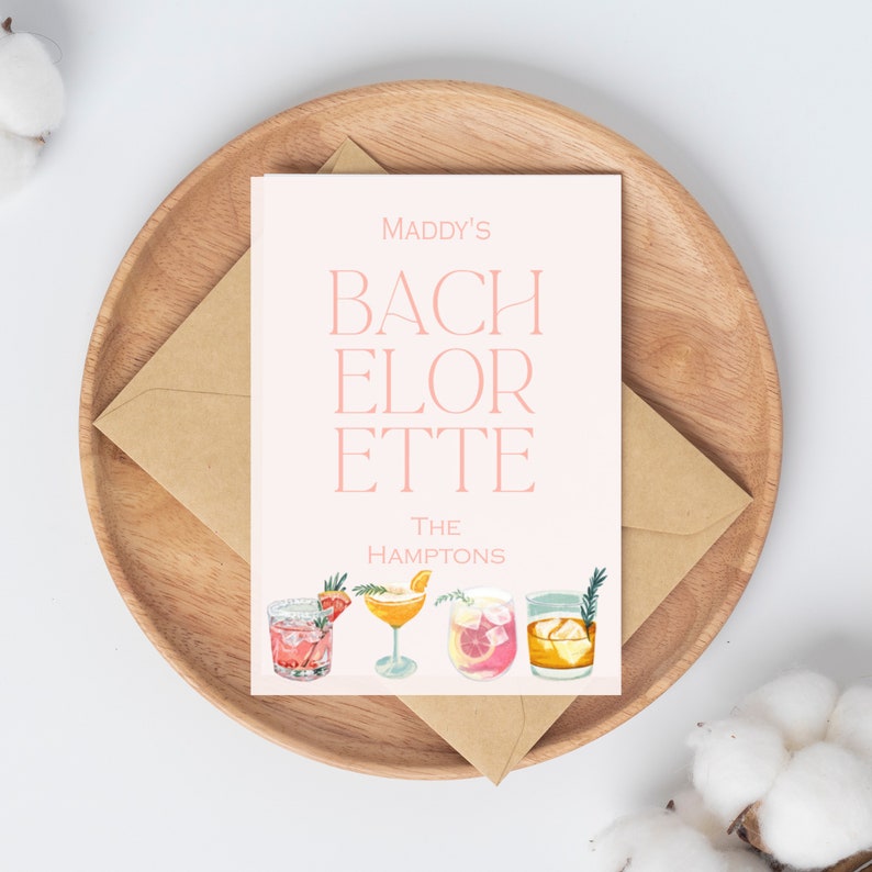 K&ouml;nnte beinhalten: Eine rosa und wei&szlig;e Karte mit dem Text "Maddy's Bachelorette The Hamptons" und einer Grafik von vier Cocktails.