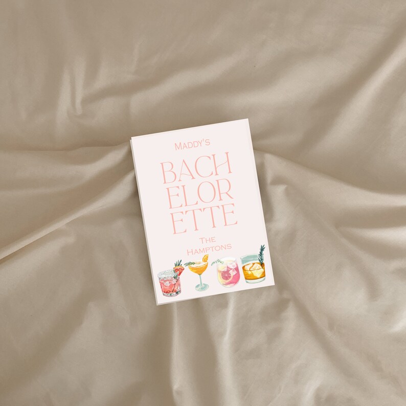 K&ouml;nnte beinhalten: Eine wei&szlig;e Karte mit rosa Text, der "Maddy's Bachelorette The Hamptons" lautet und eine Aquarell-Illustration von vier Cocktails zeigt.