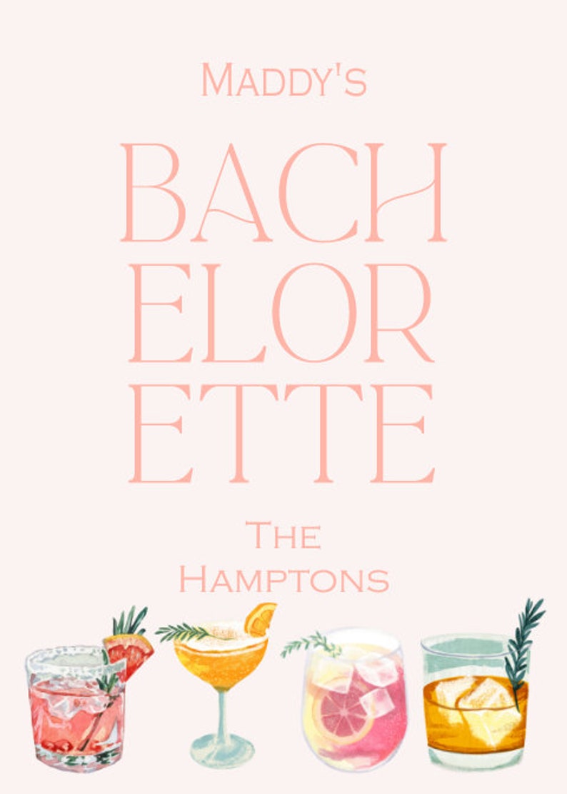 K&ouml;nnte beinhalten: Eine Junggesellinnenabschiedseinladung mit dem Text "MADDY'S BACHELORETTE THE HAMPTONS" in rosa Schrift. Die Einladung zeigt vier Aquarell-Illustrationen von Cocktails, darunter eine Margarita, ein Cosmopolitan, ein Mimosa und ein Old Fashioned.