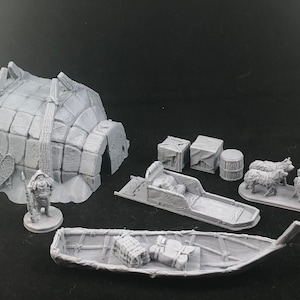 Può includere: Un set di miniature stampate in 3D per giochi di ruolo da tavolo, tra cui una capanna di neve, una slitta, una barca, una botte, due casse, una figura di una persona e quattro figure di cani.