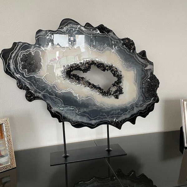 Einzigartiges Dekoobjekt: GEODE in schwarz grau silber mit Edelsteinen auf einem Holzfuß