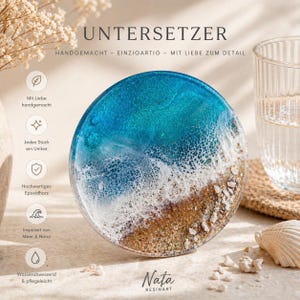 Puede incluir: Un posavasos redondo de resina con un diseño de playa. La mitad superior es azul vibrante, que pasa a blanco y luego a una base marrón arenoso. El posavasos tiene el texto "UNTERSETZER" y "Nata RESINART".