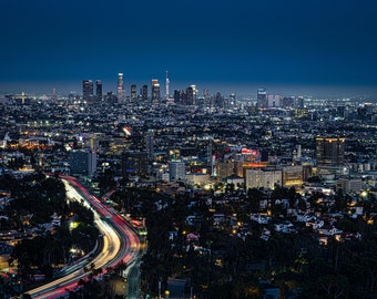 Los Angeles nach Einbruch der Dunkelheit ~ Atemberaubender Sonnenuntergangsblick auf die Innenstadt von Los Angeles, wunderschönes Hollywood-Foto, Kunst zu Hause oder im Büro, Fotos von Harv Greenberg