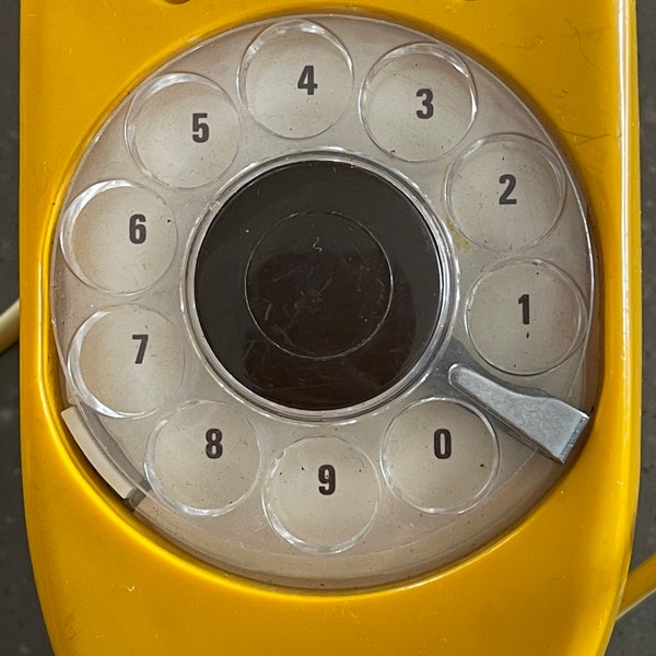 Téléphone testeur BT jaune vintage. Accessoire ou présentoir