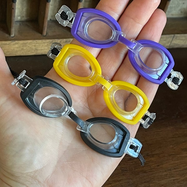 Lunettes de natation miniatures. Poupée, chat, accessoire, mignon ! Jaune, noir ou violet