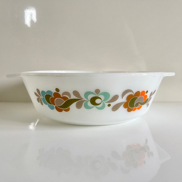 Vintage Carnaby Tempo Pyrex dish. 8 3/4”