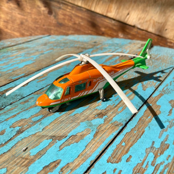 Antiguo helicóptero de juguete Majorette Agusta 105.