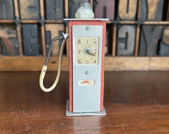 Vintage Miniatur Holz und Metall Gas, Zapfsäule mit beweglichem Zifferblatt
