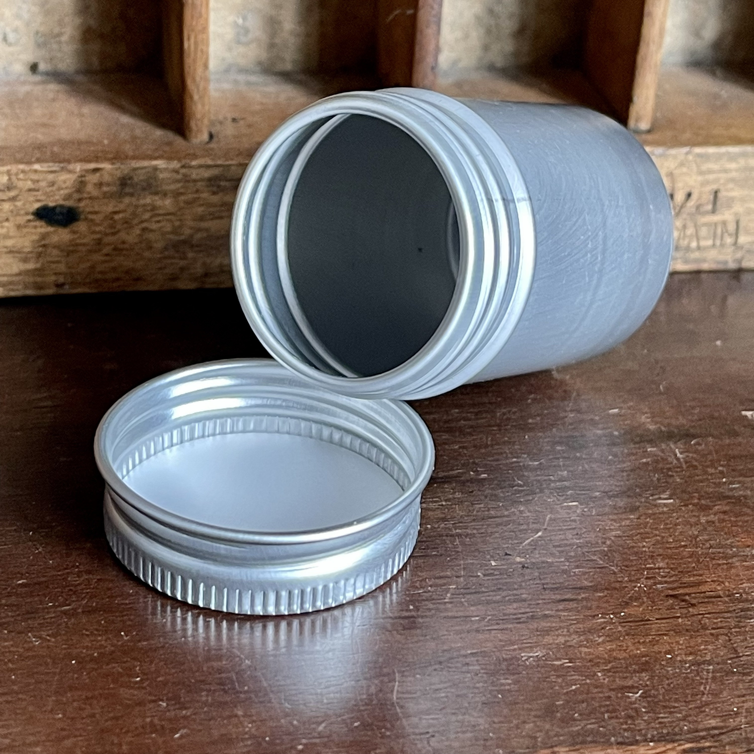 Small round storage tin with screw lid. 33 x 51mm. 35ml