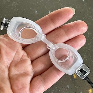 Gafas de natación en miniatura para muñecas grandes.