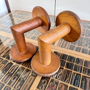 Paire de grands supports d'étagère vintage en bois, trouvaille de grange.