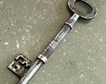Large antique/vintage replacement key, skeleton key