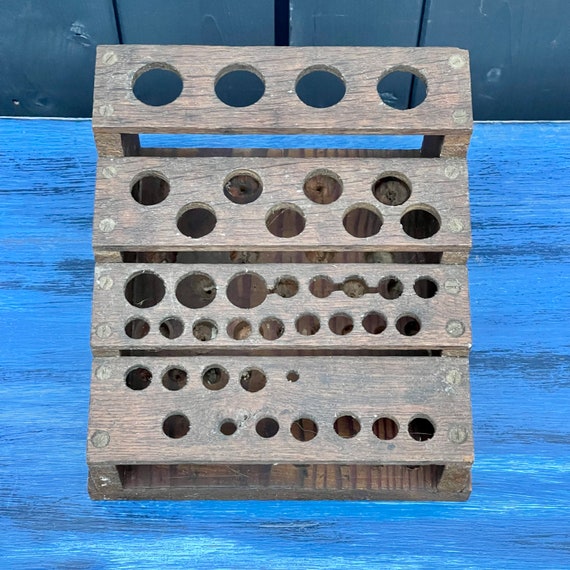 Porta punte da trapano in legno vintage fatto a mano, contiene 40 punte.  Trovata in un fienile. -  Italia