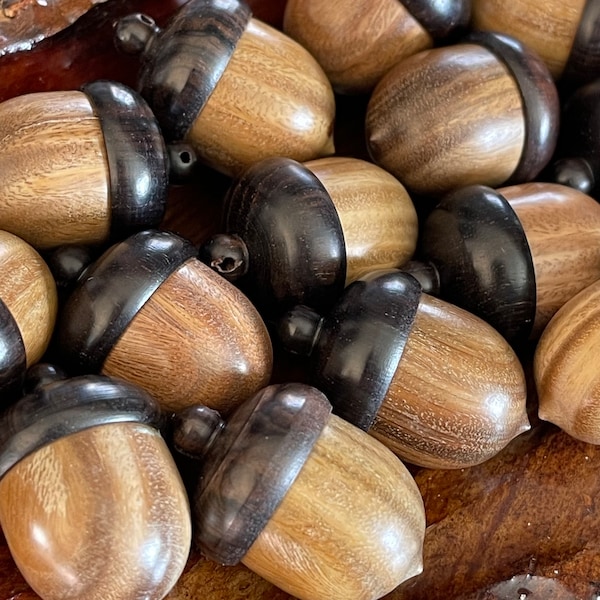 Colgante miniatura de bellota y nuez de sándalo con compartimento secreto.