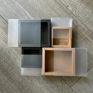 Boîte cadeau carrée avec pochette en polypropylène dépoli. 2 couleurs, 2 tailles disponibles