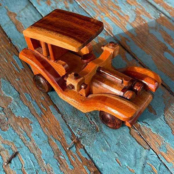 Vintage handgefertigte Miniatur-Holzauto mit drehbaren Rädern