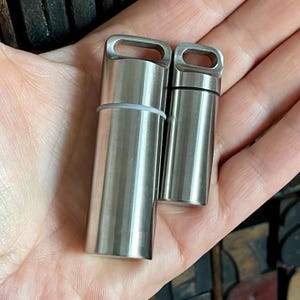 Porte-pilule de survie en acier inoxydable. Porte-clés avec couvercle à vis. 2 tailles disponibles