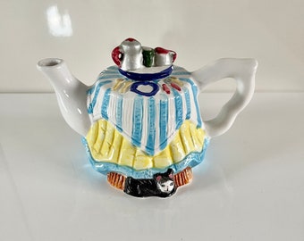Vintage novelty Shudenhill teapot. Cat under a table