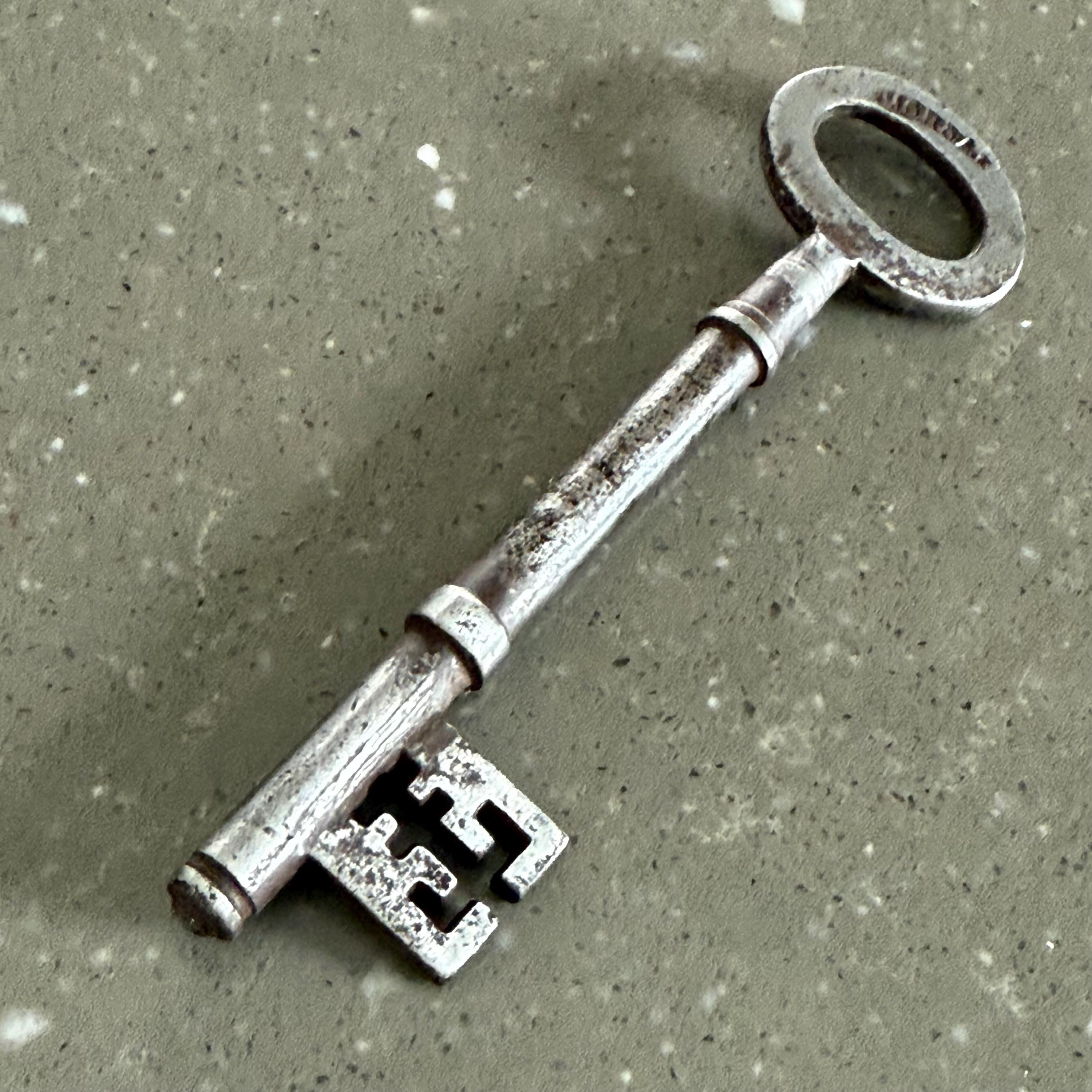 Large antique/vintage replacement key, skeleton key