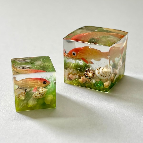 Réservoir de poissons rouges en résine pour maison de poupée miniature fait main, aquarium. Deux tailles disponibles.