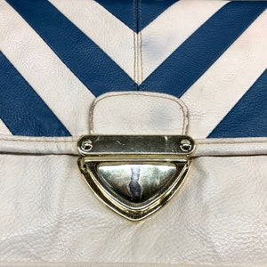 Vintage Clutch aus blauem und cremefarbenem Leder. Weiche Ledertasche