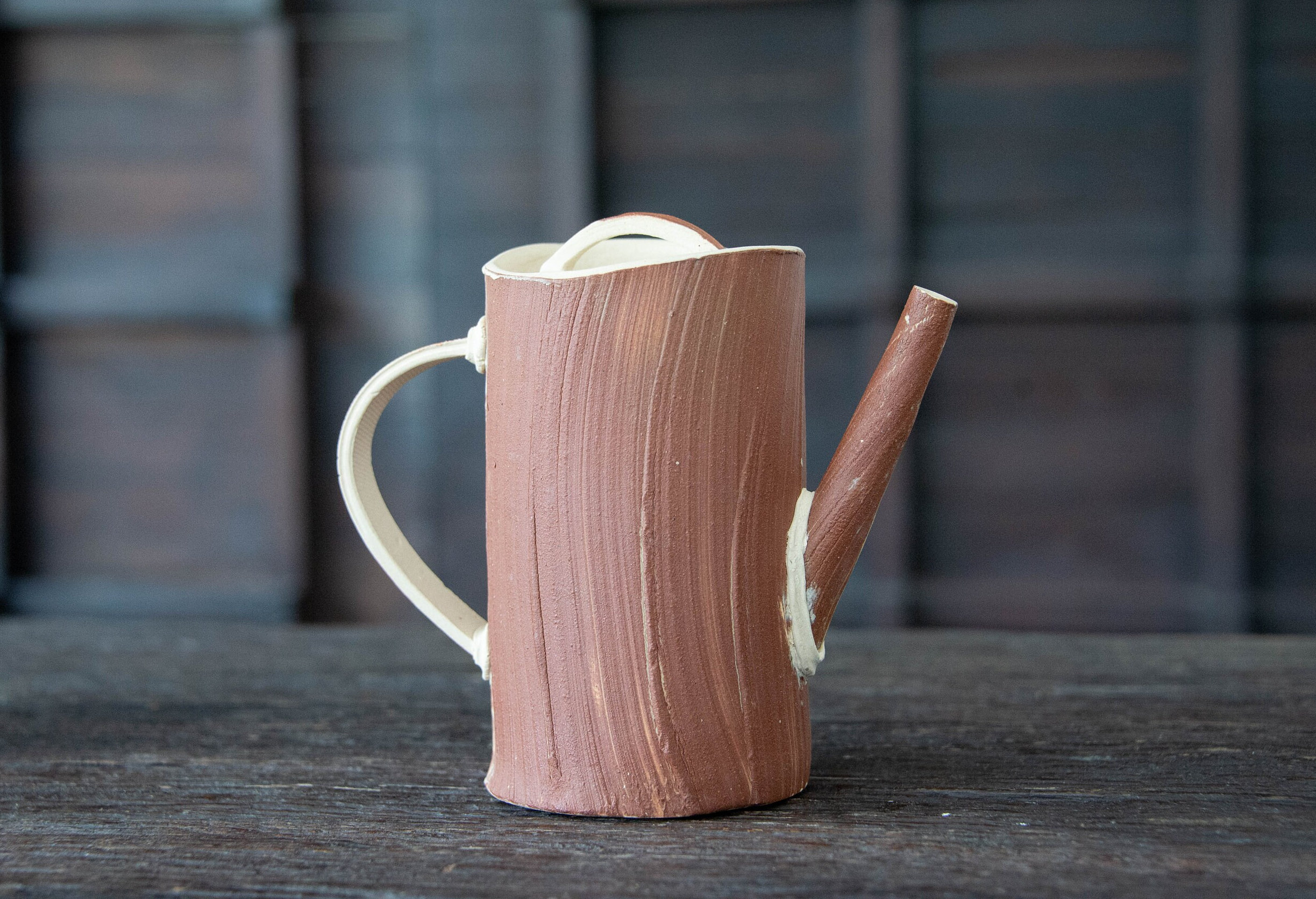 芸術的な陶器のティーポット 400 ml、質感のある生の粘土の