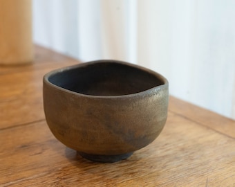 Chawan in matt gold glaze, tea bowl for matcha, wavy rim wabi sabi matchawan, ceramic bowl for chanoyu.