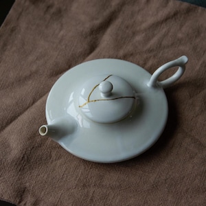 Tetera pequeña plana de 120 ml con tapa reparada Kintsugi, tetera tipo panqueque para Gong Fu Cha en esmalte blanco, interior esmaltado, filtro integrado