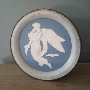 Vintage wedgewood design metal circular tin box blie/white