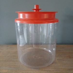 Tupperware canister with button release knob 13 1/2 cups