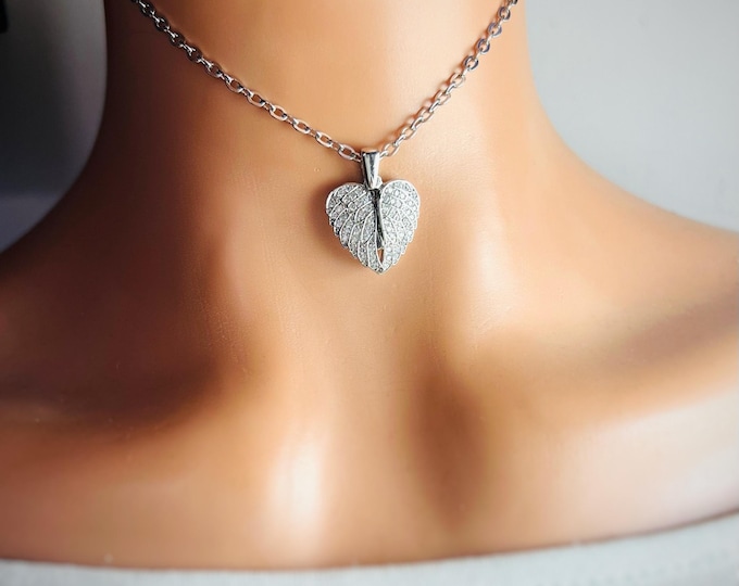 Heart necklace with angel wings, engraved heart, Necklace with name wings, Commemorative necklace,