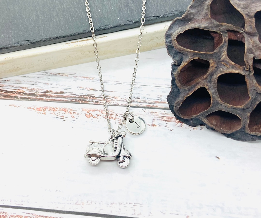 Neuf SCOOTER PARIS Collier Pendentif Grande Plaque Metal Doré