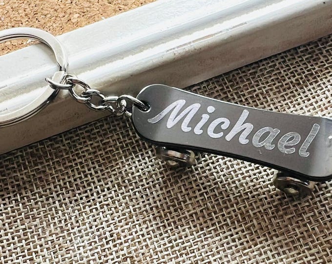 Personalized skateboard keychain, Skateboard keychain with personalized writing, engraved name, Skateboarding, Skate Board