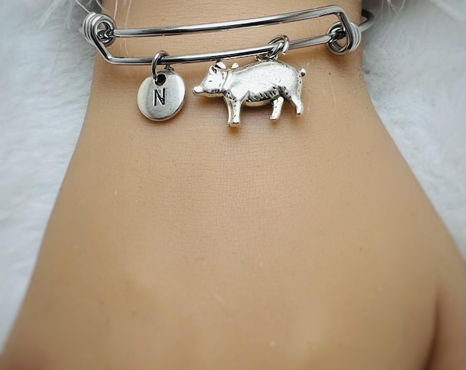 Pig pendant bracelet, pig bracelet, pig lover gifts, pig jewelry, pig themed gifts