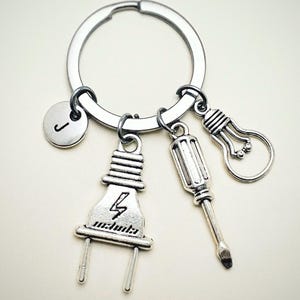 Sleutelhanger van elektricien, elektrotechnisch ingenieur, sleutelhanger van ingenieur, student elektricien, gloeilamp, idee voor gloeilamp, stopcontact,