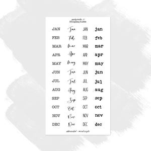 Könnte beinhalten: Ein weißes Stickerbogen mit den Monaten des Jahres in drei verschiedenen Schriftarten. Die Monate sind abgekürzt und in Groß- und Kleinbuchstaben geschrieben. Der Text "Designing Liefde" steht oben.