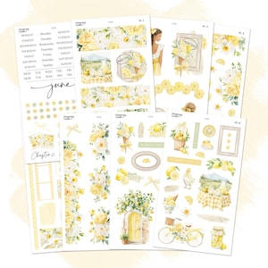 Op de afbeelding: Een verzameling decoratieve papieren stickers met een citroenthema. De stickers bevatten illustraties van citroenen, bloemen en andere zomerse ontwerpen. Sommige stickers bevatten tekst zoals "June", "Sunshine" en "Chapter 6".