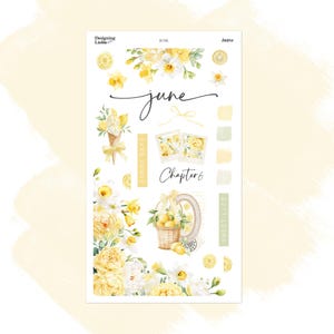 Op de afbeelding: Een decoratieve sticker met een aquarelontwerp met gele citroenen, bloemen en het woord "juni". De sticker bevat illustraties van een ijsje, een mand met citroenen en fotolijsten. Het kleurenpalet omvat geel, wit en groen.