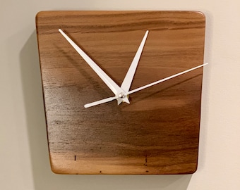 KINDA SQUARE - Medium - Horloge murale moderne - Moderne et minimaliste - Trois choix de bois