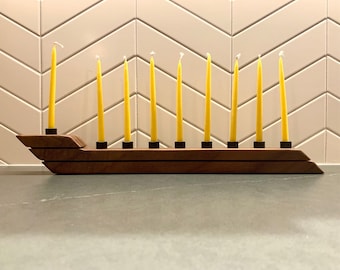 Modern trämenora – ARKITYPE Hanukkah-design