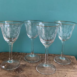 4 zarte, schön geschwungene Gläser mit Goldrand und Rankenschlif - Vintage
