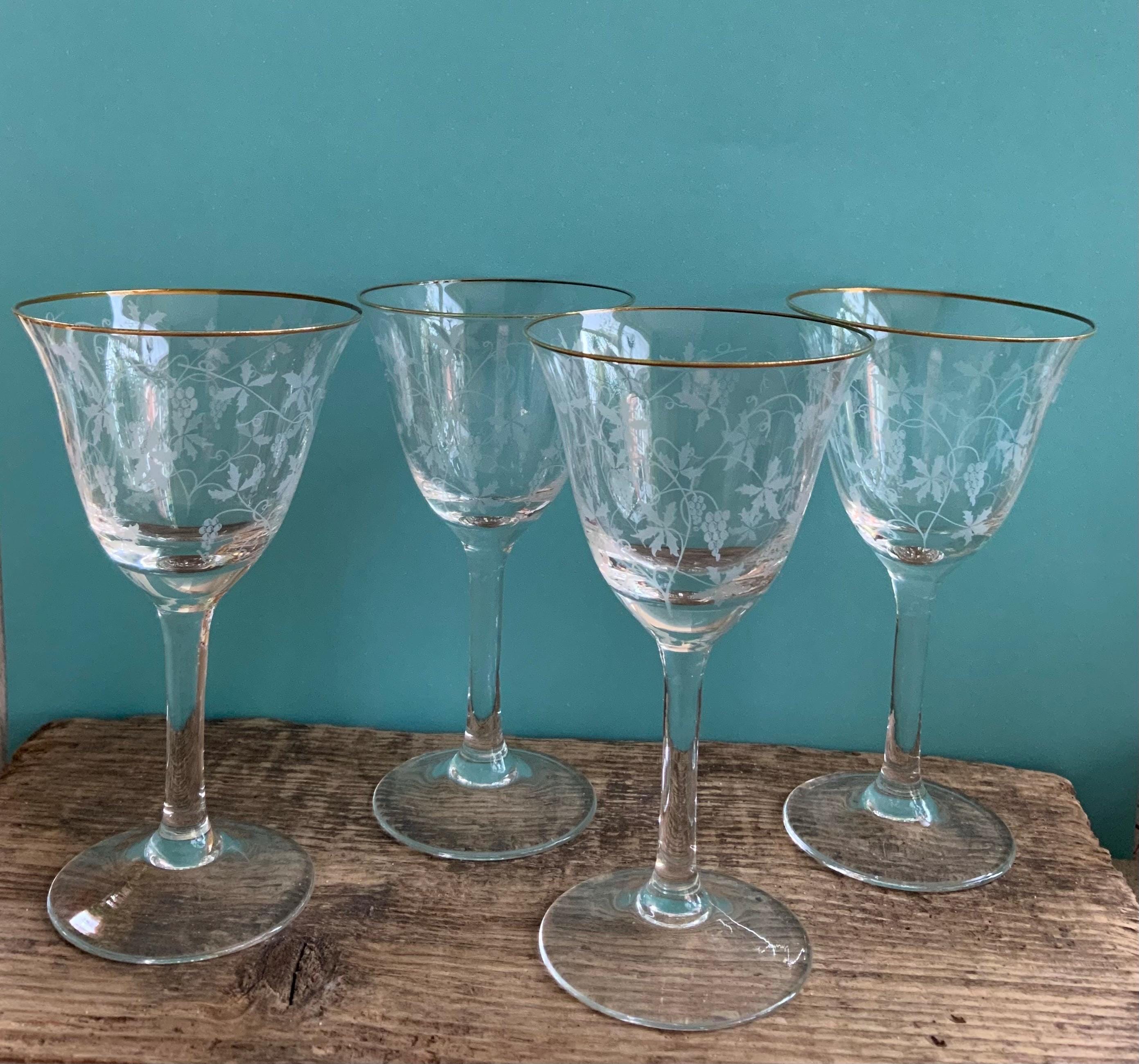 4 zarte, schön geschwungene Gläser mit Goldrand und Rankenschlif - Vintage