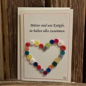 Mütter sind wie Knöpfe… Hand gefertigte Glückwunschkarte mit echten kleinen Knöpfen