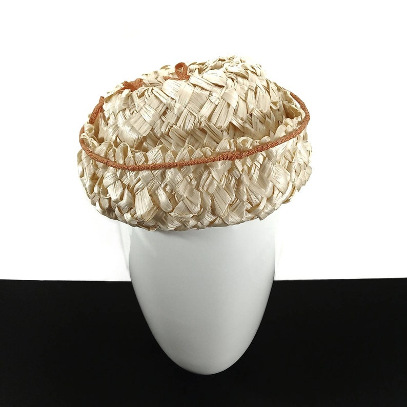 1940s vintage woven raffia hat, natural ecru tone with upturned brim and bows. In perfect condition. Women's vintage hat, woven straw image 1